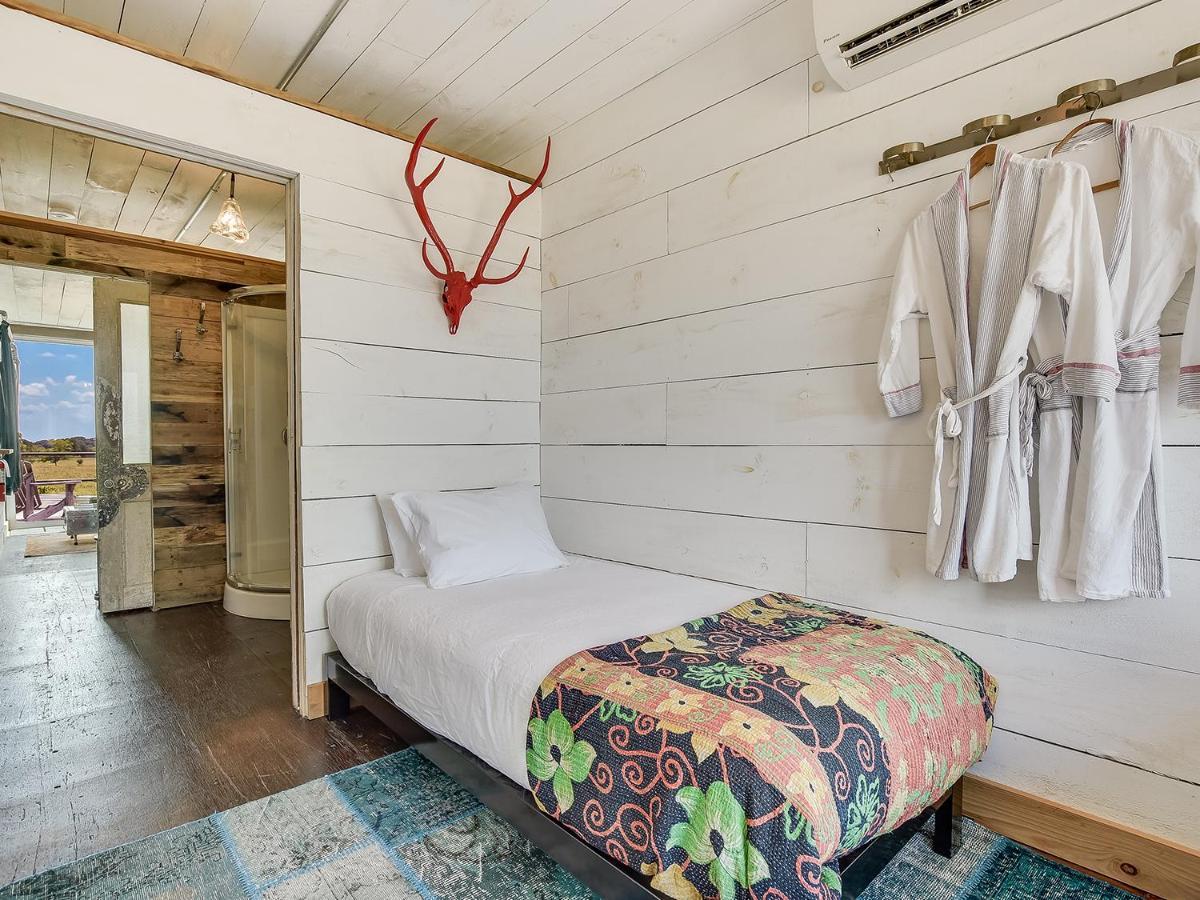 Flophouze Shipping Container Hotel Round Top Ngoại thất bức ảnh