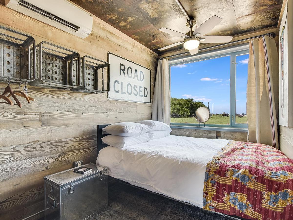 Flophouze Shipping Container Hotel Round Top Ngoại thất bức ảnh