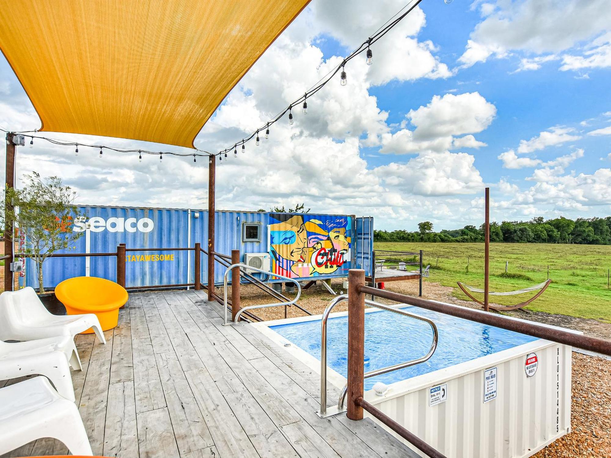 Flophouze Shipping Container Hotel Round Top Ngoại thất bức ảnh